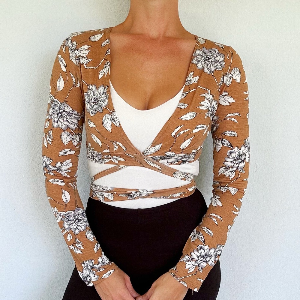 Nasty Gal tan gray floral print strappy crisscross wrap style crop top size 8